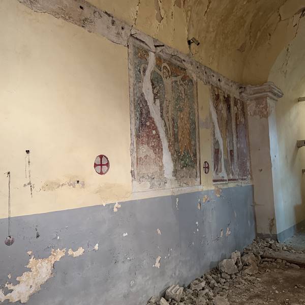 Gli affreschi all'interno della Maddalena - L'incuria e l'abbandono promuovono il vandalismo...