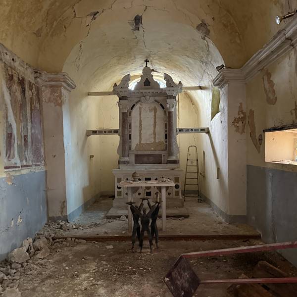 L'interno della chiesa - Il cornicione a sinistra dell'entrata divelto dai vandali