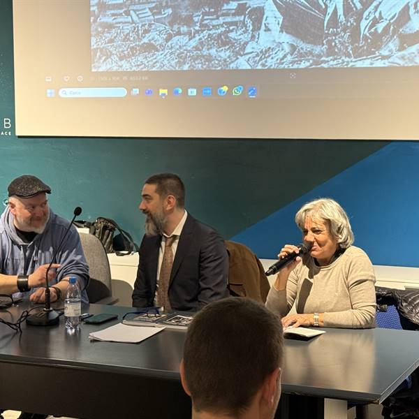 Colonizzazione italiana, leggende, fantasie e fake news sul colonialismo italiano - La conferenza tenutasi a B-HUB Arco ha visto la partecipazione di una quarantina di persone. Grazie a tutti, grazie alla dott.ssa Fanizza, grazie all'Associazione Pinter e, ovviamente, ad Alberto Alpozzi, fotoreporter e autore di numerosi libri sul colonialismo italiano.
