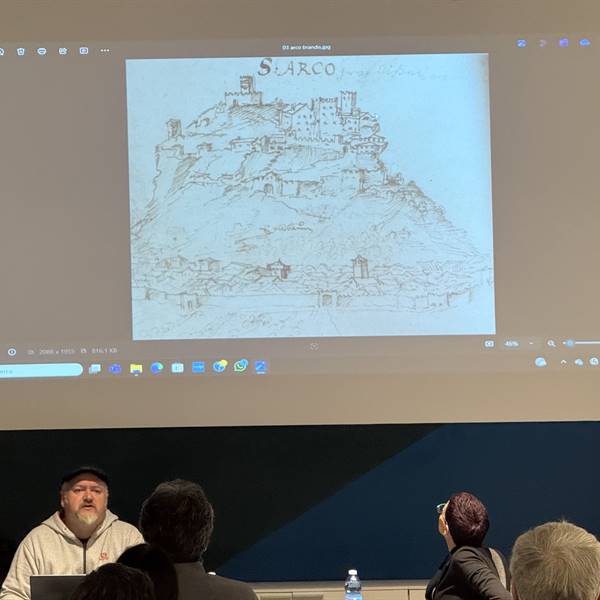 In mille manieri diversi - Castelli e Manieri nell'Alto Garda - Una slide con illustrato il castello di Arco