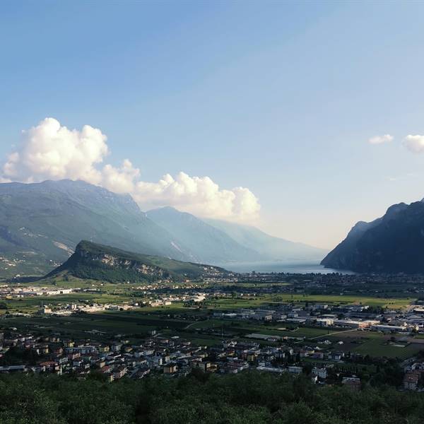 Tra roccia e cielo, leggende e candele  - Presentazione volume TERRA MAGICA, un viaggio tra luoghi e leggende del Trentino. Musica dei Paddy's Garden Celtic Sound, opere di Simonetta Malfer in una cornice superba (loc. Baone di Arco). 