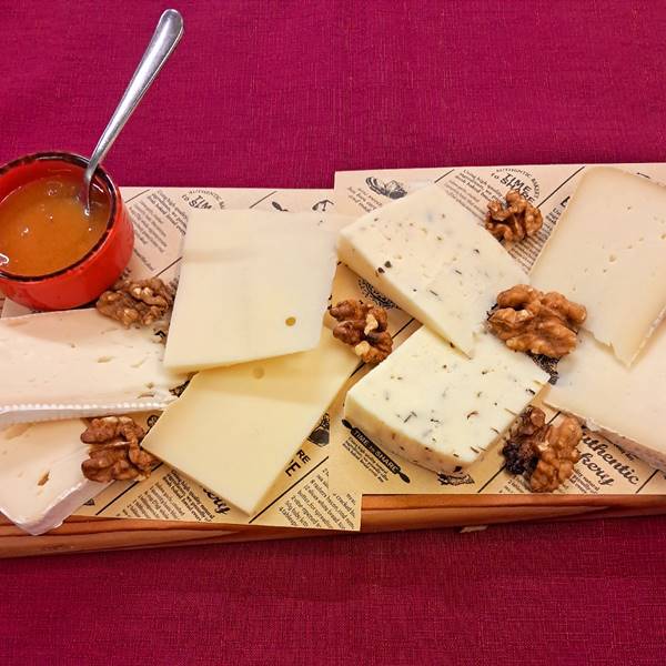 Tagliere di formaggi trentini con miele di Ledro e noci