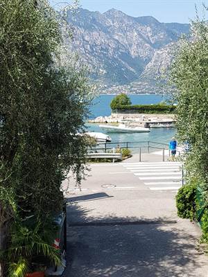 Lake view ...campagnola beach !CAMPING CMAAPGNOLA - MALCESINE