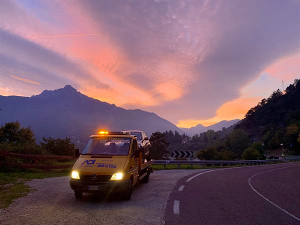 soccorso stradale in valle di ledro al tramonto