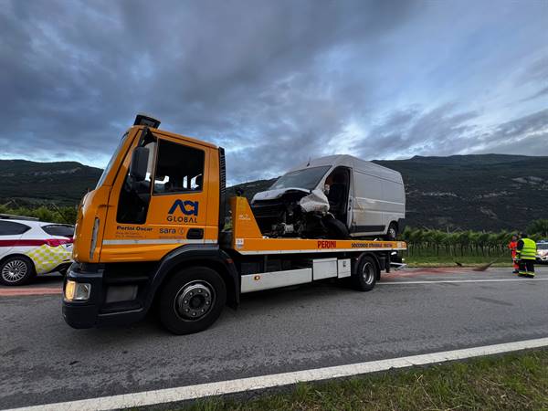 Incidente frontale auto con furgone