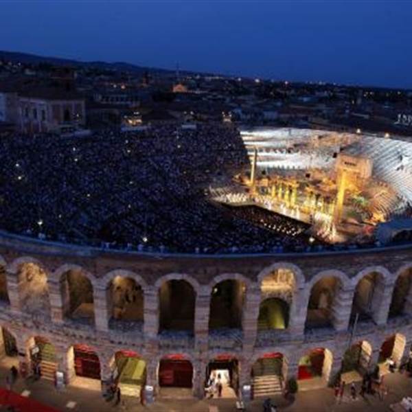 Una serata da sogno all'Arena di Verona. bus navetta per 8 persone