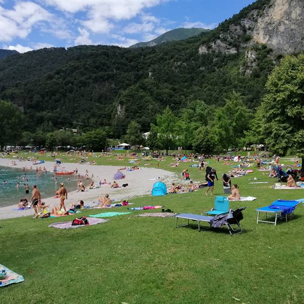 In this heat, everyone on the beach! 🌞