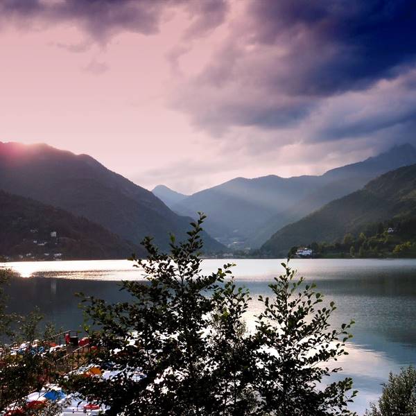 Entdecken Sie die magische Atmosphäre des Herbstes am Ufer des Ledro-Sees!