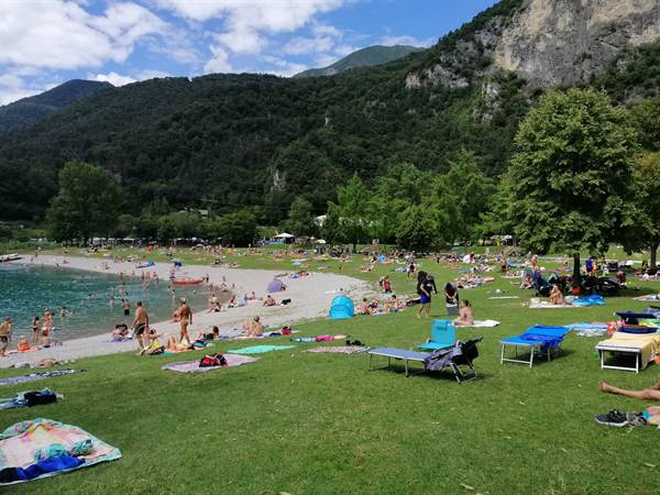 In this heat, everyone on the beach! 🌞